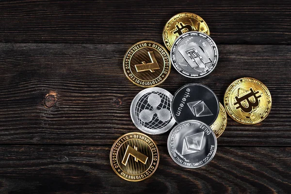 Stříbrné Zlaté Mince Bitcoinem Vlnitým Éterickým Symbolem Dřevěném Pozadí — Stock fotografie