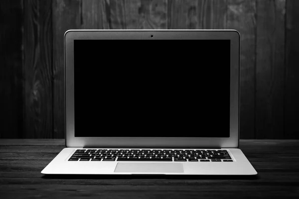 Çalışma Alanı Ile Siyah Masa Üstünde Laptop — Stok fotoğraf