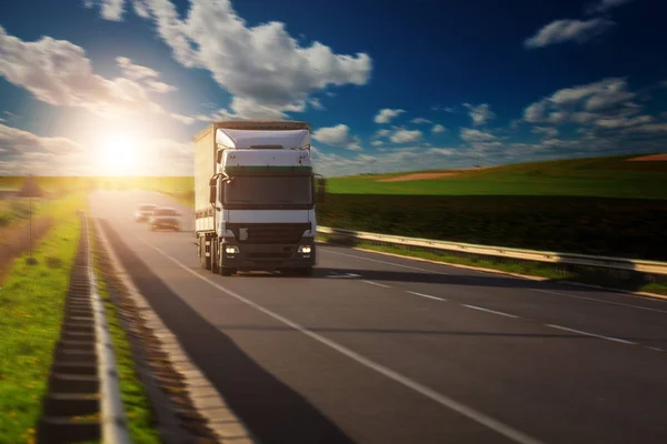 Aankomst Witte Vrachtwagen Weg Een Landelijk Landschap Bij Zonsondergang — Stockfoto