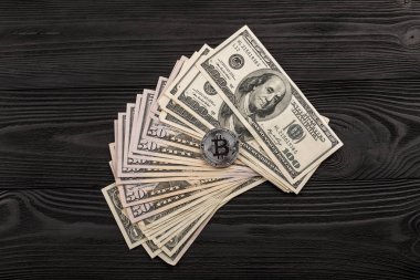 Altın Bitcoin madeni para üzerimizde. Yakın plan. Elektronik kripto para birimi