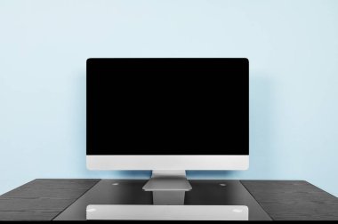 Ofisteki bir masada bilgisayar.