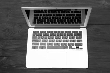 çalışma alanı ile siyah masa üstünde laptop