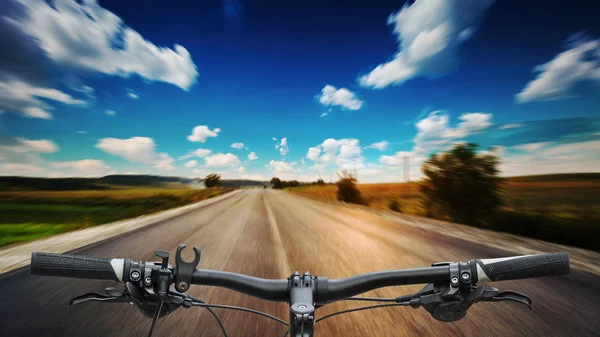 サイクリストはアスファルトの道路を通って乗っている — ストック写真