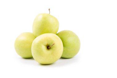 Beyaz arkaplanda yeşil elma