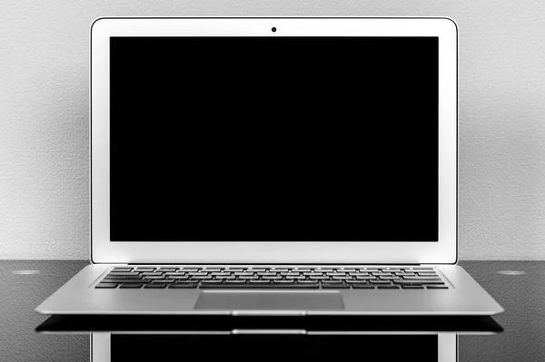 Arbetsplats med laptop på svart bord — Stockfoto