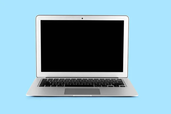 Un laptop modern izolat pe fundal culori Albastru — Fotografie, imagine de stoc