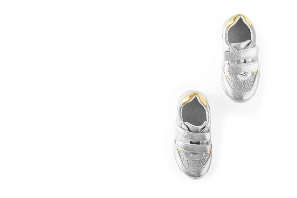 Plochý lay. stříbrné Dětské sportovní obuv izolovaných na bílém — Stock fotografie