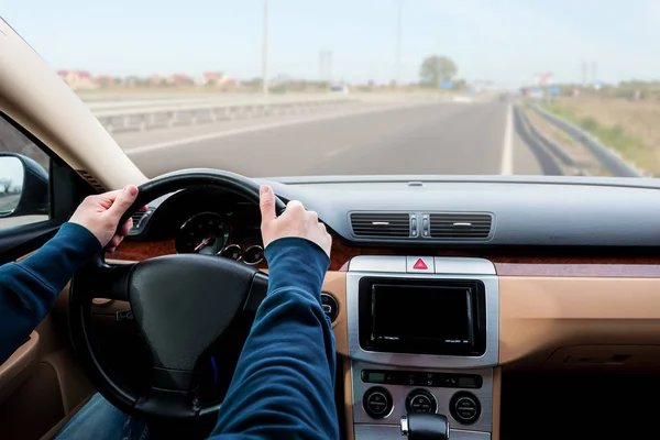 El joven que conduce el coche moderno en la carretera de asfalto —  Fotos de Stock