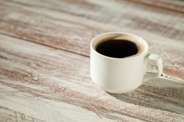 kahve ile ahşap bir masa üzerinde kahverengi şeker.