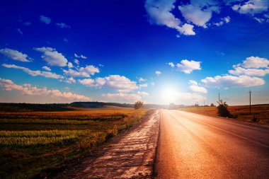 Hız otoyolu tarladan geçiyor. asfalt kaplı yol