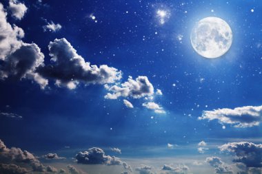 Yıldızlı ve aylı gece gökyüzü 