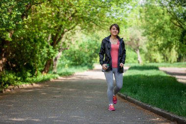 bir kız su spor sonrası içecekler.