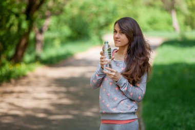 bir kız su spor sonrası içecekler.
