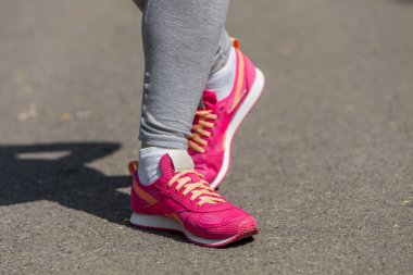 Genç fitness kadın runner bacaklar orman iz üstünde koşmak için hazır