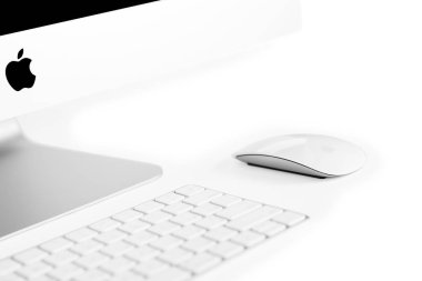 Ukrayna, Rivne, 4 Mart, 2019. Apple Computer imac 27 retina ekran 5k klavye ve sihirli fare beyaz bir arka plan üzerinde izole