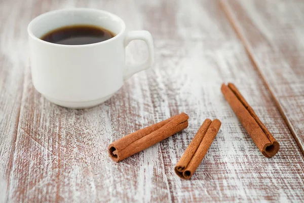 Taza de café con azúcar morena en una mesa de madera . — Foto de Stock