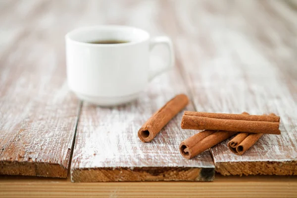 Tasse Kaffee mit braunem Zucker auf einem Holztisch. — Stockfoto