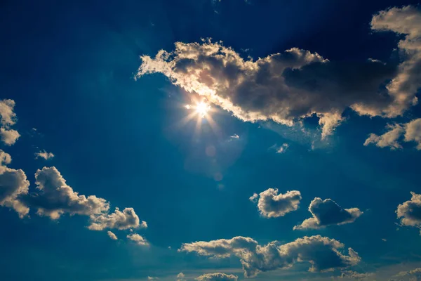雲と太陽と空の雲 — ストック写真