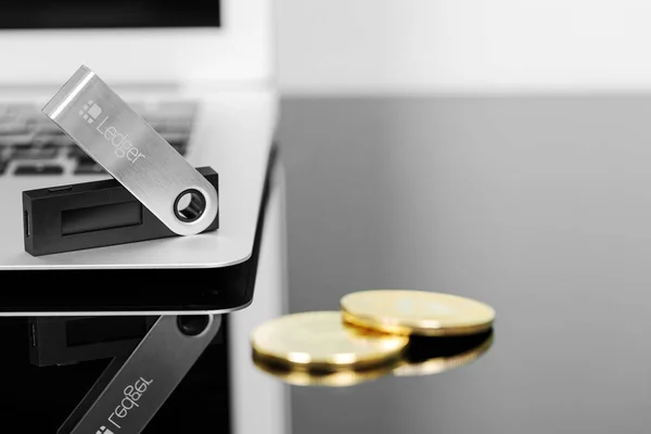 Ukraine Rovno Februar Ledger Wallet Laptop Für Kryptowährung Auf Holzgrund — Stockfoto