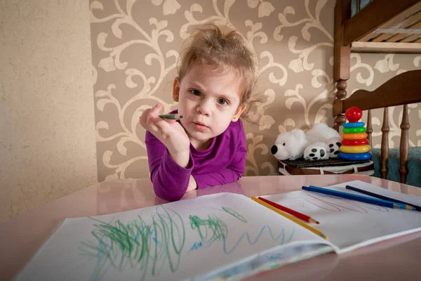 Roztomilý Veselé Dítě Kreslení Pomocí Fixu Zatímco Sedí Stolu — Stock fotografie