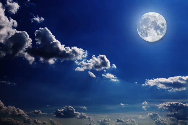 Ночное небо со звездами и луной — стоковое фото
