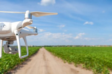 backgro karşı izole adam elinde beyaz dron