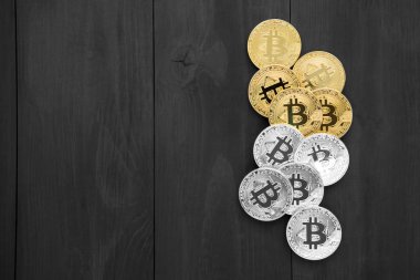 ahşap arka plan üzerinde bitcoin ile altın sikke.