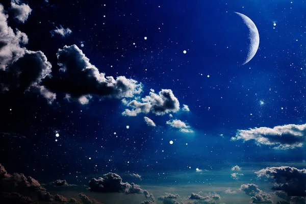 Yıldızlı ve aylı gece gökyüzü 
