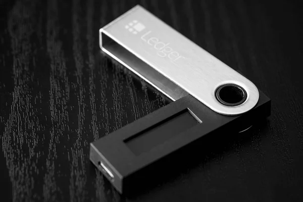 Ukraine Rovno Januar Ledger Wallet Laptop Für Kryptowährung Auf Holzgrund — Stockfoto