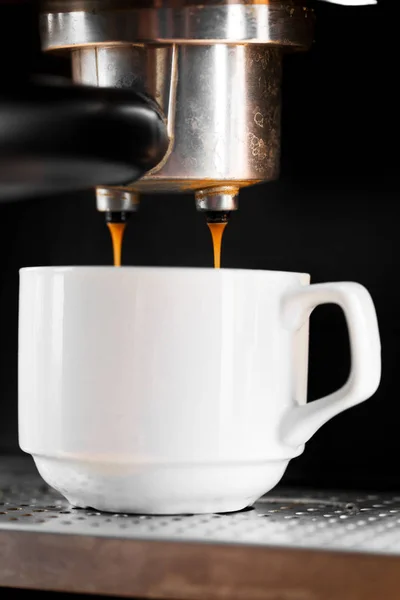 Close-up de café expresso derramando da máquina de café — Fotografia de Stock