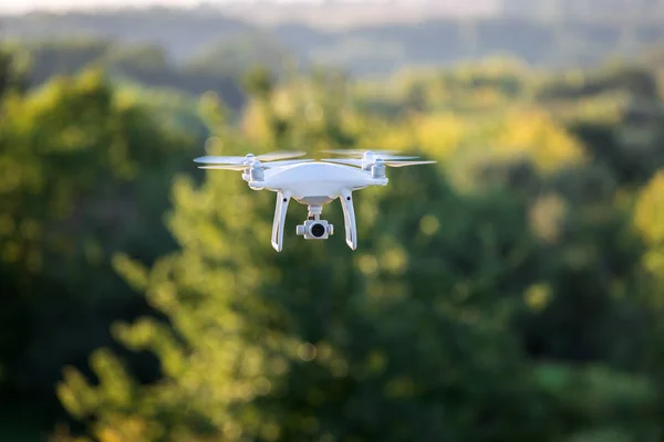 Zamknąć na biały drone aparatu. Drone quadcopter w locie — Zdjęcie stockowe