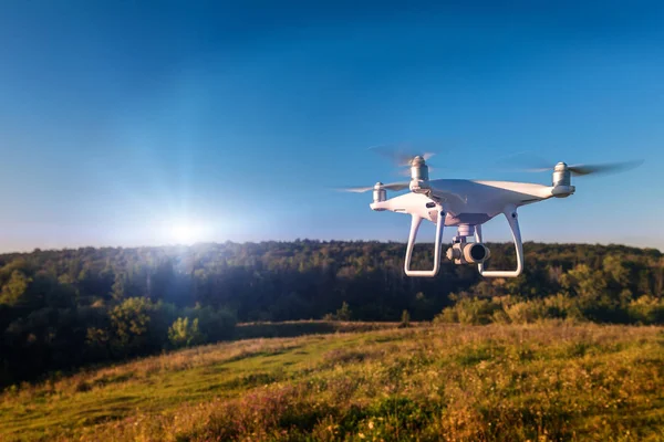 Primer plano en la cámara de drones blancos. Drone quadcopter en vuelo —  Fotos de Stock