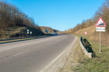 yol işareti dik yamaç