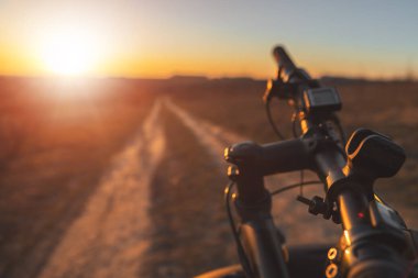 Bisiklet alan yolda