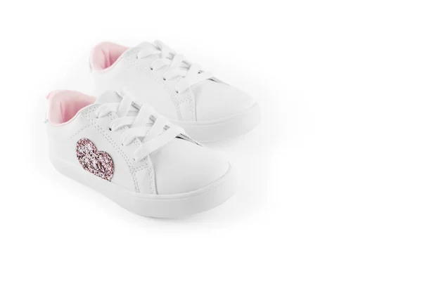 Sportovní obuv bílých dětí izolovaná na bílém pozadí — Stock fotografie