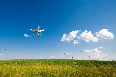 backgro karşı izole adam elinde beyaz dron