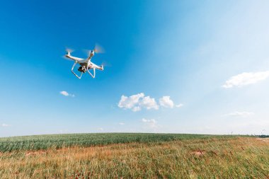 backgro karşı izole adam elinde beyaz dron