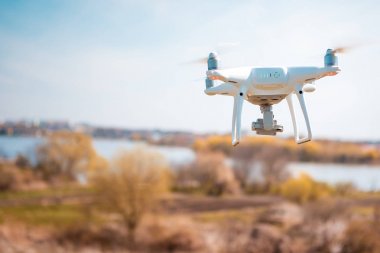 Beyaz dron kameraya yakın çekim. Drone quadcopter uçuş