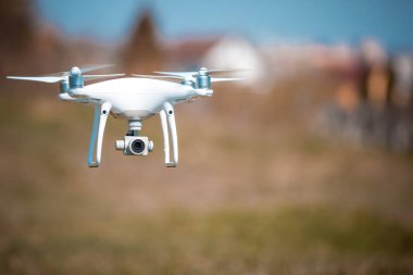 Beyaz dron kameraya yakın çekim. Drone quadcopter uçuş