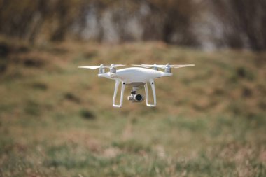 Beyaz dron kameraya yakın çekim. Drone quadcopter uçuş
