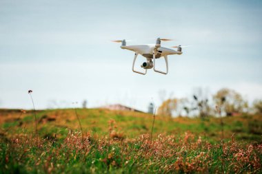 Beyaz dron kameraya yakın çekim. Drone quadcopter uçuş