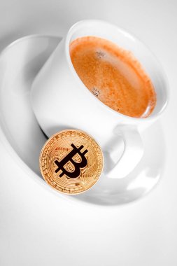 Kripto para altın bitcoin kahve fincanı üzerinde izole ayakta