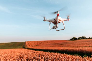 Beyaz dron kameraya yakın çekim. Drone quadcopter uçuş