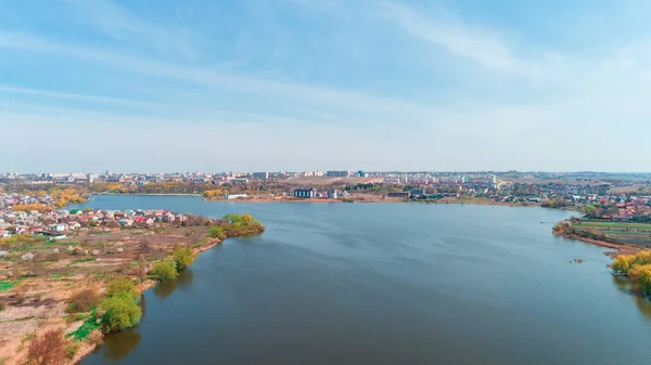 Безпілотник з камерою, красива літня маленька річка з висоти — стокове фото