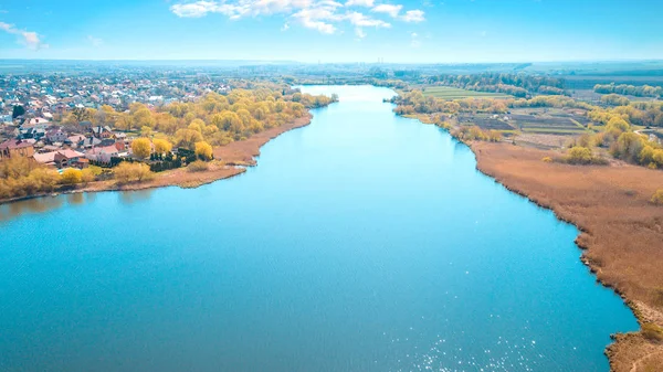 Drone con una cámara, hermoso verano pequeño río desde una altura — Foto de Stock