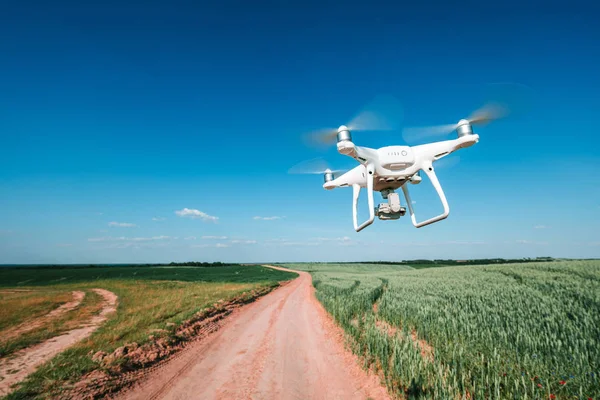 O drone branco em mãos no homem isolado contra o backgro — Fotografia de Stock
