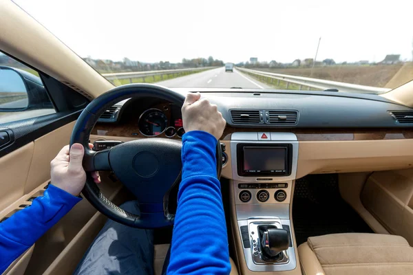 Conducir el coche moderno en la carretera de asfalto —  Fotos de Stock