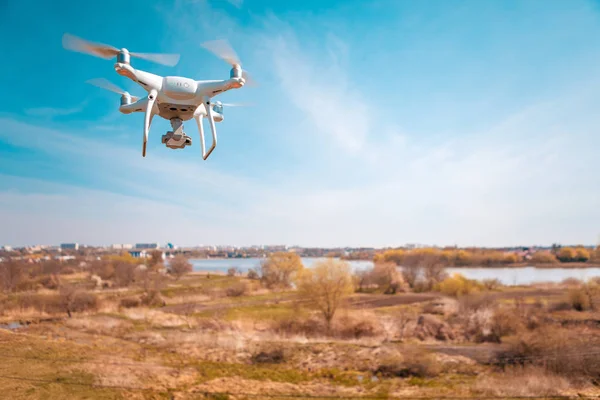 Zamknąć na biały drone aparatu. Drone quadcopter w locie — Zdjęcie stockowe