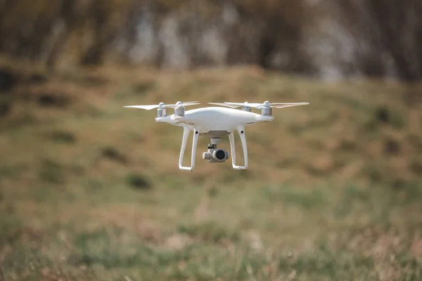 Zamknąć na biały drone aparatu. Drone quadcopter w locie — Zdjęcie stockowe