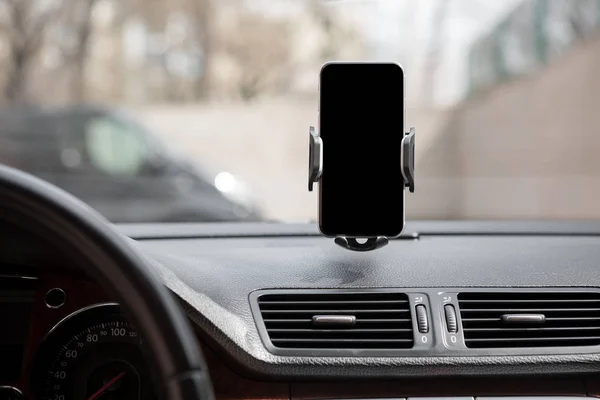 Araba akıllı telefon tutucu — Stok fotoğraf